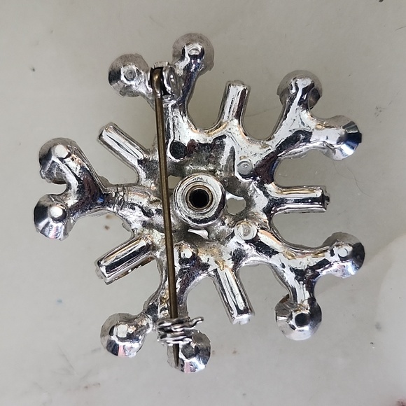 Vintage Elegant Silver Tone Sparkling Crystal Brooch - Picture 2 of 6